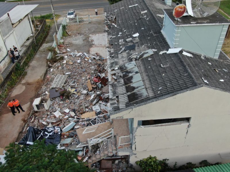 Cenário de destruição no imóvel que explodiu em Jurerê