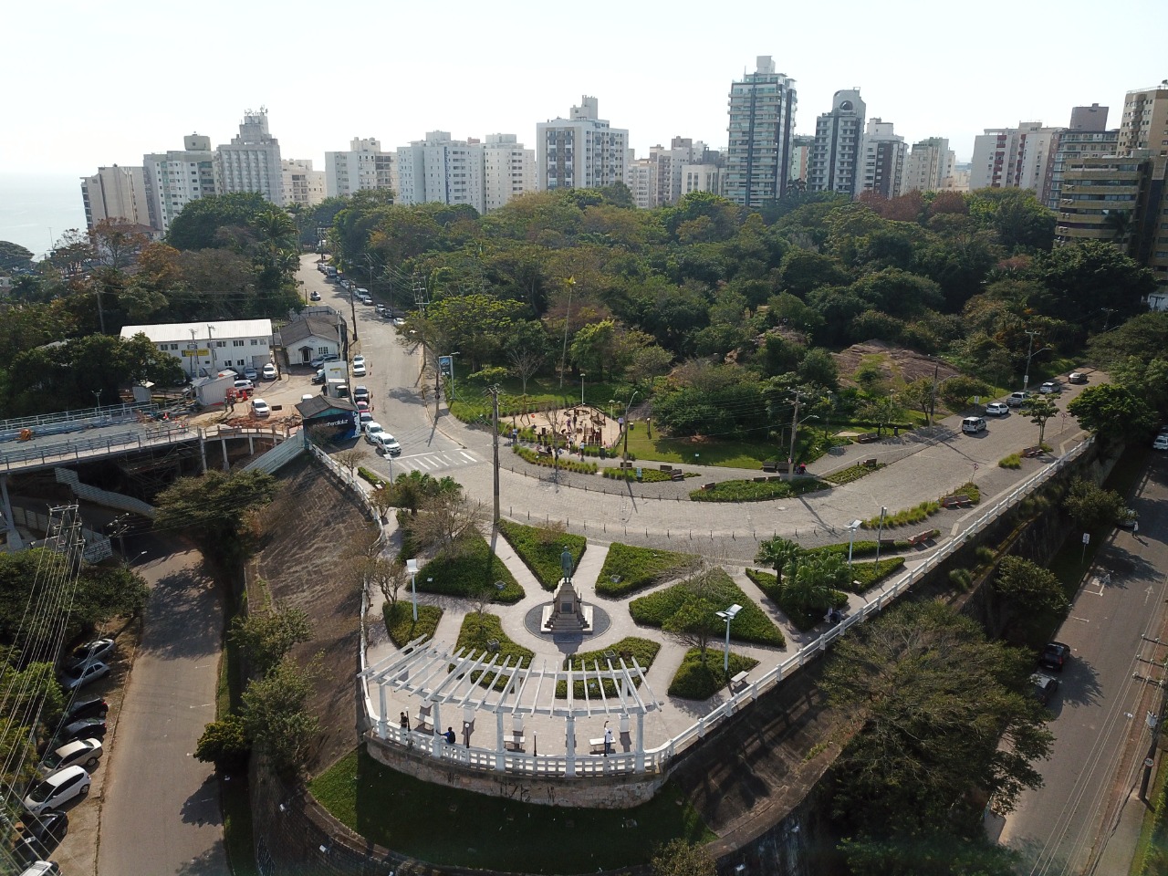 Em primeiro plano, o mirante da Ponte Hercílio Luz e ao fundo o Parque da Luz - Parque da Luz (Leonardo Sousa - PMF)