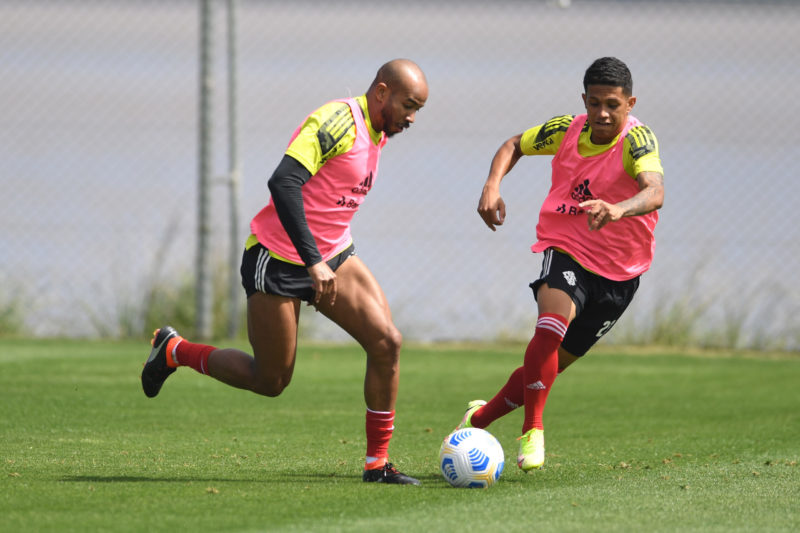 Patrick (E) recuperou a boa fase e segue no time titular – Foto: Ricardo Duarte/Inter/Divulgação