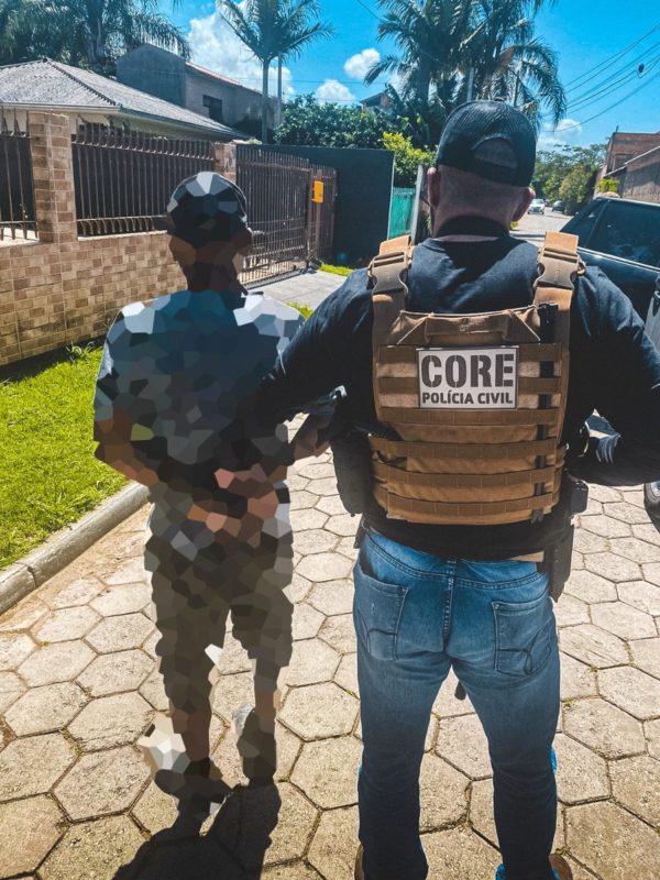 Policiais prenderam foragido do RS no bairro Campeche, em Florianópolis – Foto: Polícia Civil de SC/Divulgação/ND