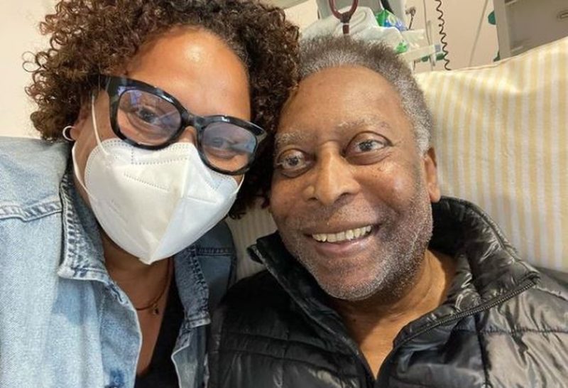 Pelé e a filha Kely Nascimento no hospital – Foto: Reprodução/Instagram