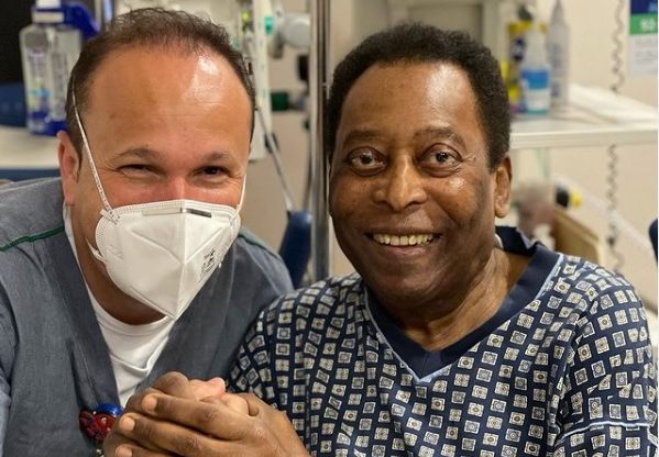 Me ensinando a jogar tranca', filha de Pelé comemora recuperação do pai