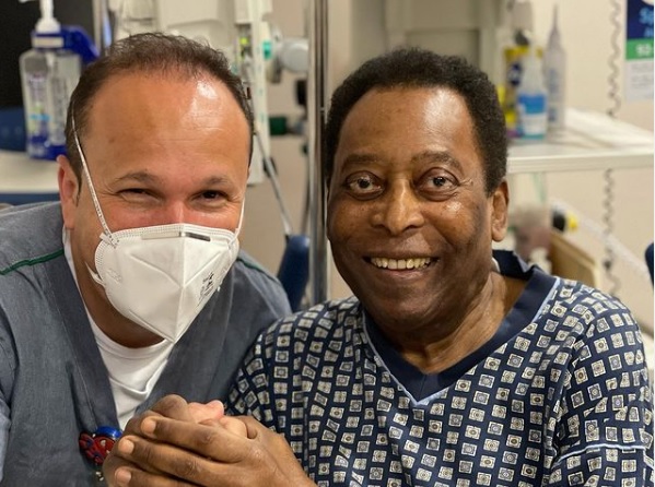Filha compartilhou foto de Pel&eacute; sorridente e com o cabelo pintado – Foto: Reprodu&ccedil;&atilde;o/Instagram