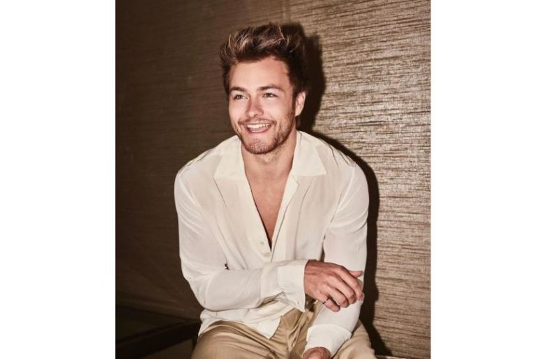 Peyton Meyer sorri; fãs afirma que ator vazou próprio vídeo