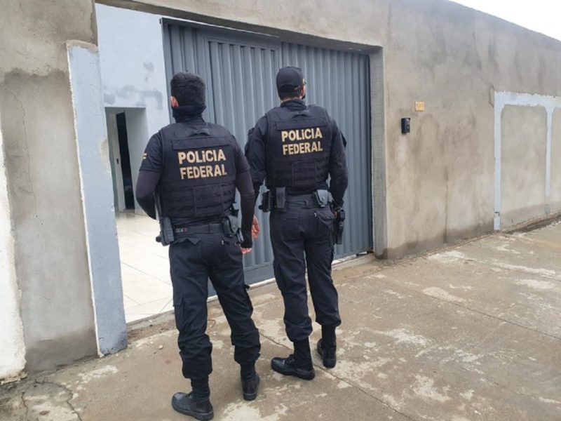 Mais de 270 policiais deram cumprimento a 45 mandados de prisão e 63 mandados de busca e apreensão em oito estados do país nesta quarta-feira (15) – Foto: Divulgação/PF