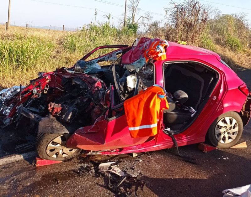 Carro ficou destruído após colisão – Foto: CBMSC/Divulgação/ND