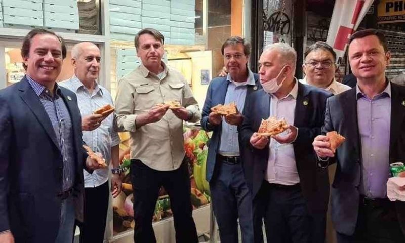 Bolsonaro come pizza em pé e na rua nos EUA – Foto: Reprodução/Internet