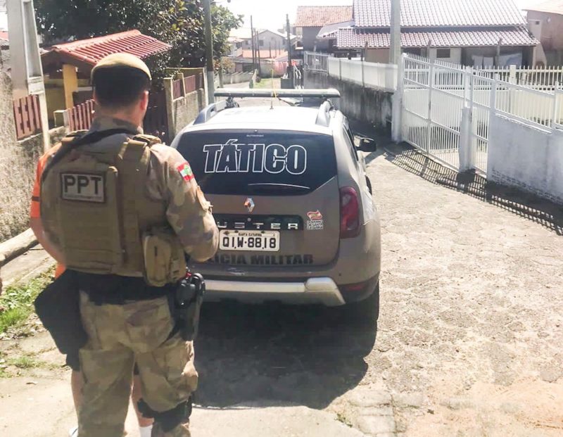 Homem com 32 passagens pela pol&iacute;cia foi preso nesta quinta-feira (9) no Farol de Santa Marta, em Laguna – Foto: Divulga&ccedil;&atilde;o/PM