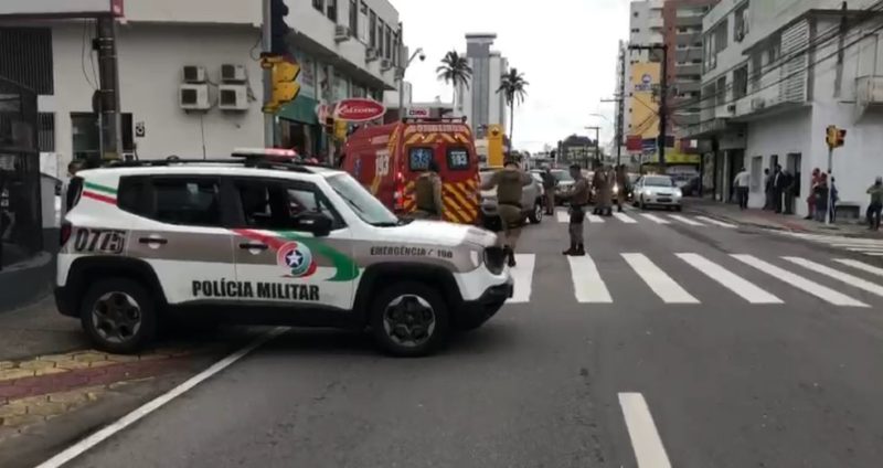 Após ser atropelado, o policial foi arremessado por cerca de cinco metros de distância, por conta da força do impacto – Foto: GMF/Reprodução/ND