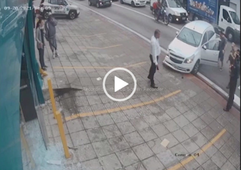 Policial foi arremessado a cerca de 5 metros de distância pela força do impacto – Foto: Divulgação/ND