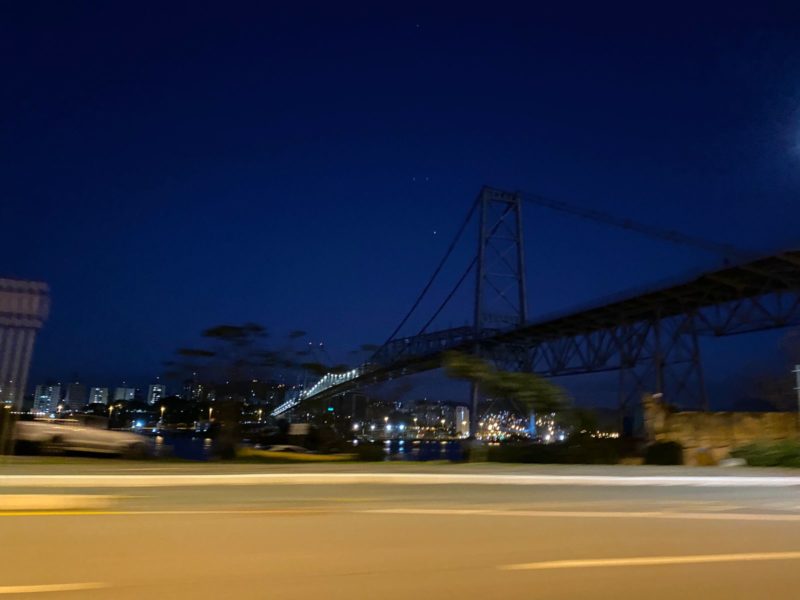 Imagem mostra ponte Hercílio Luz, em Florianópolis (SC), apagada para ilustrar o apagão