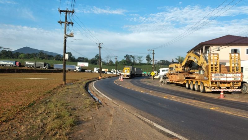 Situa&ccedil;&atilde;o mais cr&iacute;tica ocorre na SC-407, em Ant&ocirc;nio Carlos e Bigua&ccedil;u, na Grande Florian&oacute;polis, onde h&aacute; o bloqueio de acesso &agrave; base da Petrobr&aacute;s – Foto: PMRv/Divulga&ccedil;&atilde;o/ND
