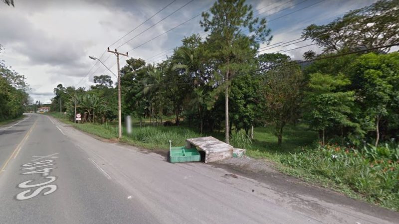 O abrigo veio ao chão após um acidente – Foto: Google Maps/Reprodução