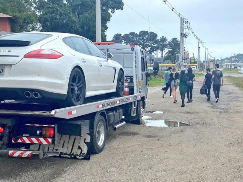 Porsche Panamera foi guinchado após motorista ser flagrado dirigindo a 174 km/h na SC-401 &#8211; Foto: Divulgação/PMRv