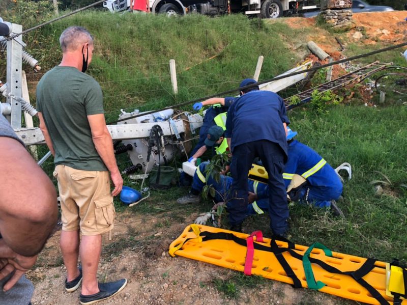 Um dos trabalhadores estava no poste e foi lan&ccedil;ado ao ch&atilde;o durante queda do poste – Foto: Corpo de Bombeiros/Divulga&ccedil;&atilde;o