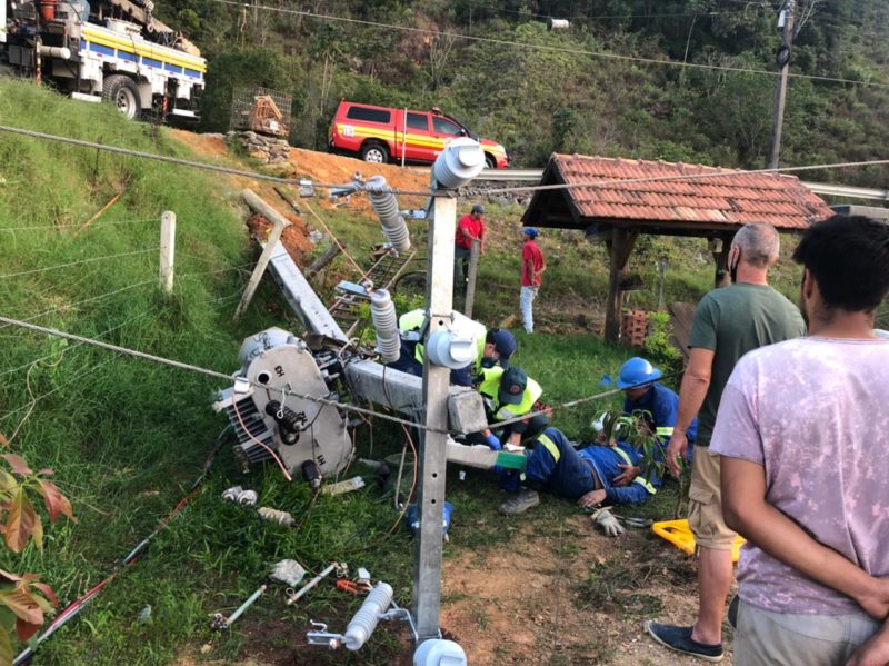 Trabalhador ficou em baixo de transformador e sobre fratura exposta – Foto: Corpo de Bombeiros/Divulga&ccedil;&atilde;o