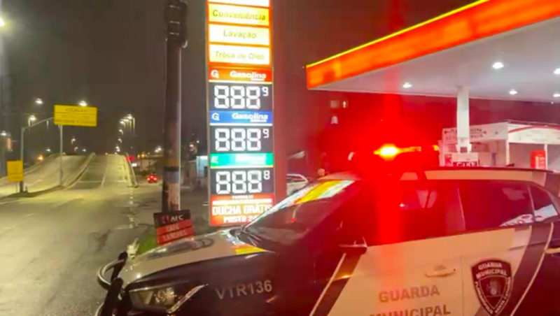 Posto em Capoeiras, na Capital, retira placa de pre&ccedil;os na fachada do estabelecimento – Foto: GMF/Divulga&ccedil;&atilde;o/ND