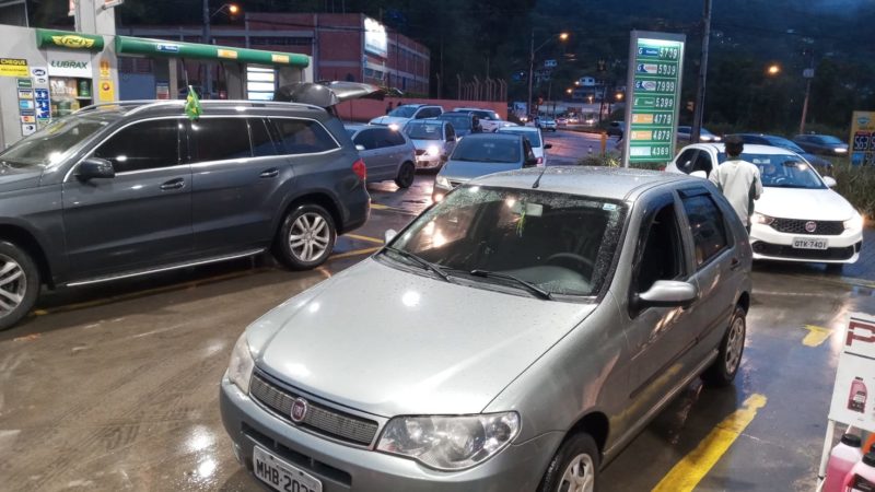 Postos de combust&iacute;veis de Blumenau registram filas no final da tarde desta quarta-feira (8) – Foto: Luiz Figueroa/NDTV