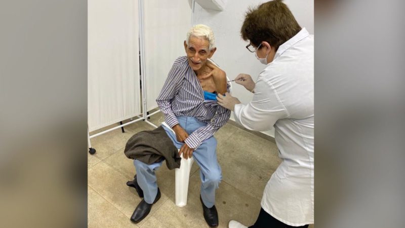 Gon&ccedil;alino Norberto recebeu nesta quinta-feira (30) a terceira dose da vacina contra a Covid-19 – Foto: Prefeitura de Xanxer&ecirc;/ND