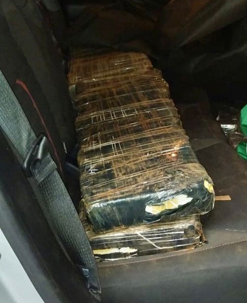 Maconha foi encontrada no banco traseiro de carro – Foto: PRF/Divulga&ccedil;&atilde;o