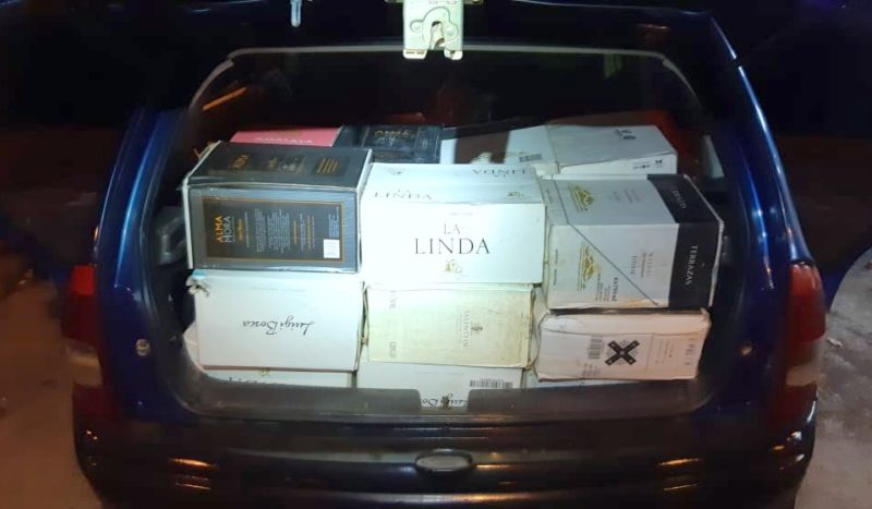 No ve&iacute;culo tinham 427 garrafas de vinho – Foto: PRF