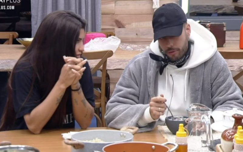 Marina e Gui fofocam após escolha de Erika – Foto: Reprodução PlayPlus