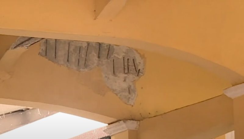 Em partes do Mercado P&uacute;blico, o reboco caiu – Foto: Reprodu&ccedil;&atilde;o/NDTV RecordTV