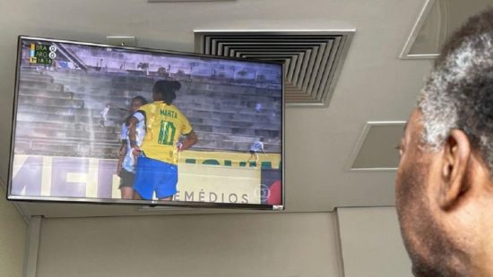 Me ensinando a jogar tranca', filha de Pelé comemora recuperação do pai