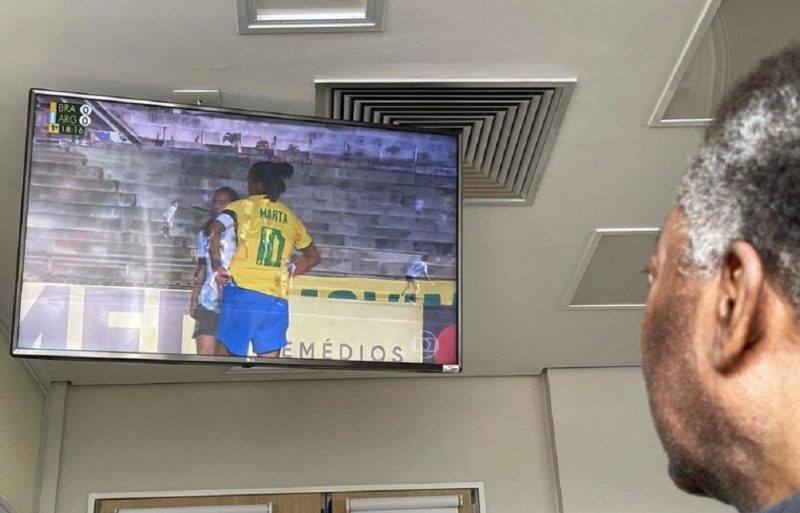 Pelé acompanha atuação de Marta no jogo entre Brasil e Argentina no futebol feminino – Foto: Reprodução/Instagram