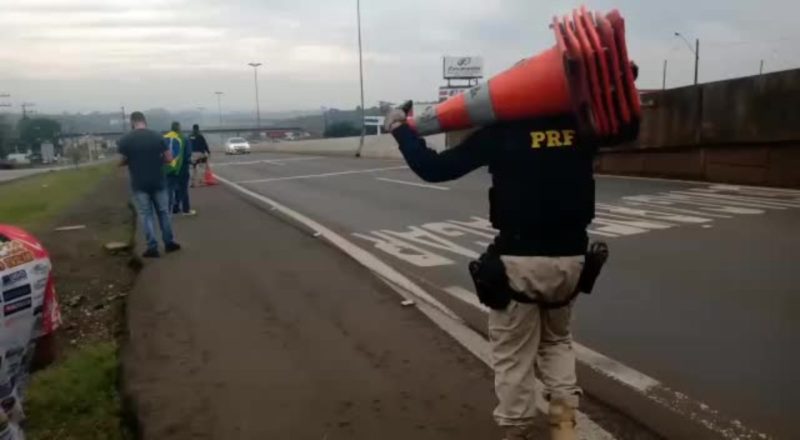 Paraliza&ccedil;&otilde;es tamb&eacute;m ocorrem no trevo de acesso a Chapec&oacute;. – Foto: Reprodu&ccedil;&atilde;o/Internet