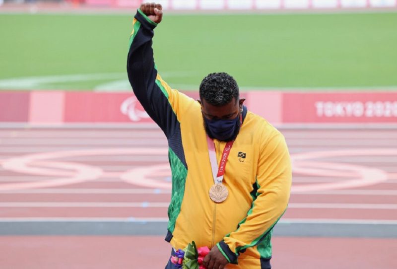 Thiago Paulino ficou com o bronze no arremesso de peso nas Paralimpíadas de Tóquio – Foto: Reprodução Twitter/ CPB