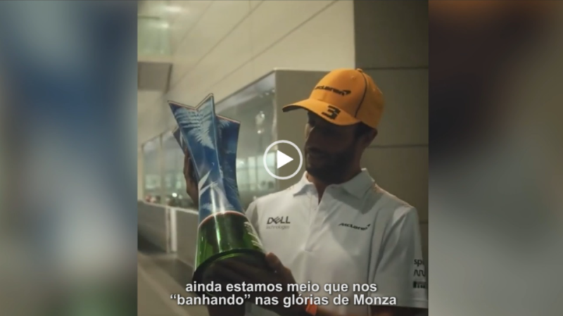 Imagem mostra print de vídeo onde Ricciardo aparece segurando o troféu conquistado em Monza
