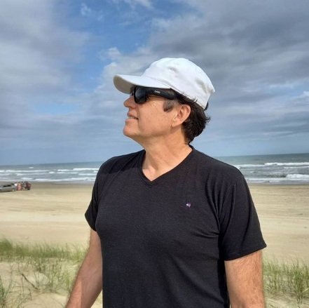 Airton Machado em Balneário Rincão, no Sul de SC, no dia 1º de janeiro de 2021. Artista publicou uma série de vídeos em que diz sentir saudades dos fãs – Foto: Redes Sociais/Reprodução/ND