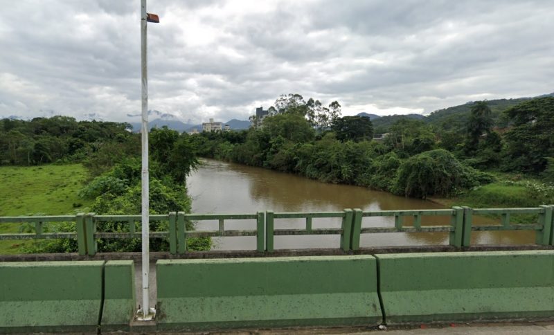 Corpo foi encontrado na manh&atilde; desta ter&ccedil;a-feira (15), no rio Itapocu- Foto: Google Maps/Reprodu&ccedil;&atilde;o/ND