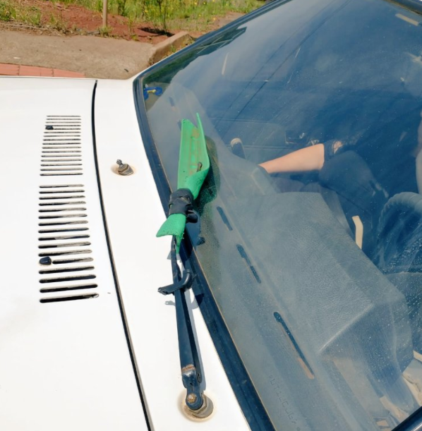 Volkswagen/Gol foi parado por usar um rodo de limpeza dom&eacute;stica como limpador de para-brisa – Foto: PMRv/ND