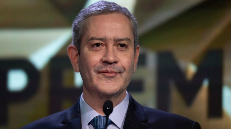 Imagem mostra caboclo de perfil e usando gravata azul