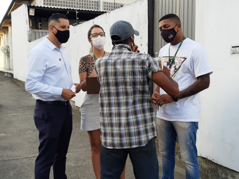 O secretário Bruno Souza (esquerda), que é advogado, acompanha abordagens à população em situação de rua. – Foto: Divulgação.