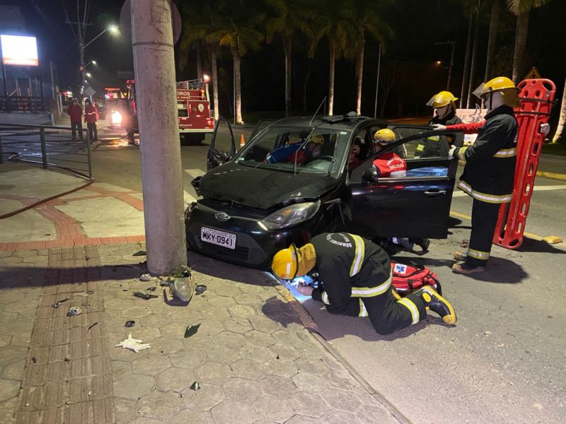 mulher bate o carro contra poste em Joinville