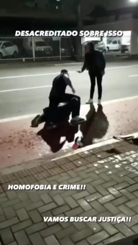 Agressor ataca v&iacute;tima com socos e o joga no ch&atilde;o; caso teria ocorrido na madrugada de para s&aacute;bado (4), em Jaragu&aacute; do Sul.&nbsp; &ndash; Foto: reprodu&ccedil;&atilde;o v&iacute;deo/Divulga&ccedil;&atilde;o ND