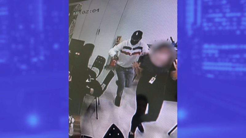 homem rende funcionárias