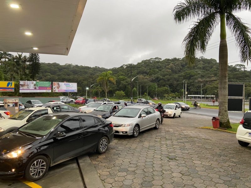 Situação na tarde desta quarta-feira em um posto na Rodovia do Arroz. &#8211; Foto: Ricardo Alves/NDTV Record Joinville