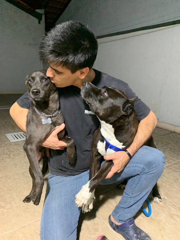 Fábio Correia com os pets: lar seguro e muito amor