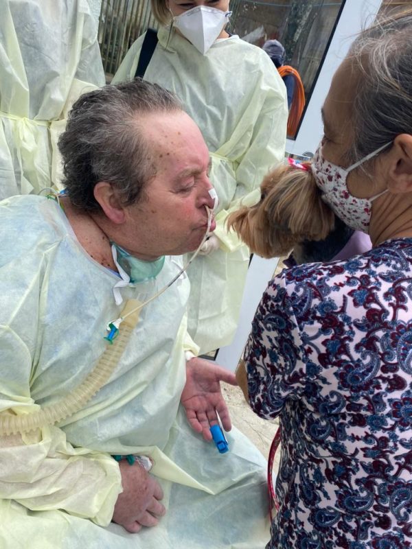 Edson recebe o carinho da Mel, cãozinho de estimação