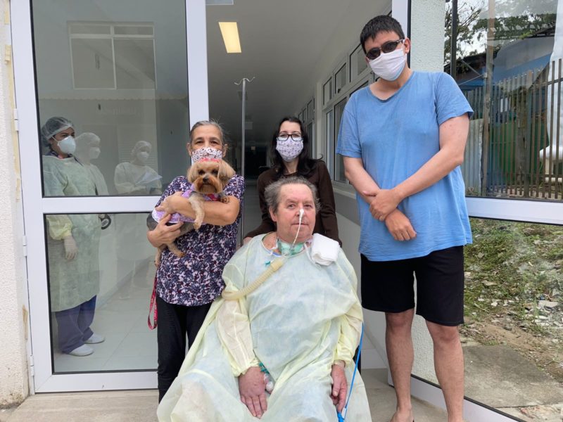 família reunida no hospital 