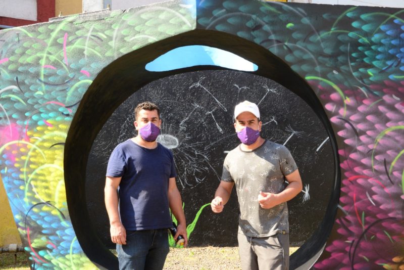 A dupla Irm&atilde;os Feitosa iniciou a grafitagem do monumento &lsquo;O Encontro’. – Foto: Nilson Bastian/Divulga&ccedil;&atilde;o ND