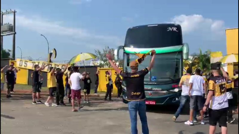 Torcedores foram até o CT acompanhar a saída do ônibus do Criciúma em direção ao Heriberto Hülse onde a equipe encara o Mirassol, às 17h, deste sábado (18) – Foto: Reprodução/Talita Grassi/NDTV