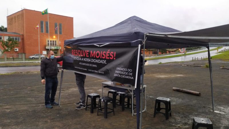 Um piquete chegou a ser montado na frente do 9&ordm; Batalh&atilde;o de Pol&iacute;cia Militar onde fica a central de regula&ccedil;&atilde;o do Samu em Crici&uacute;ma – Foto: Divulga&ccedil;&atilde;o/Sindisa&uacute;de