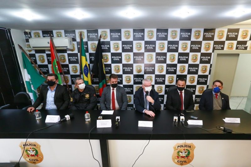 Coletiva da Pol&iacute;cia Civil sobre a conclus&atilde;o do inqu&eacute;rito do ataque a creche no munic&iacute;pio de Saudades – Foto: Foto: Julio Cavalheiro/Secom/ND