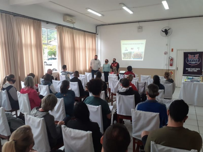 Professores aprenderam a pr&aacute;tica do Badminton neste s&aacute;bado (11) – Foto: Secom