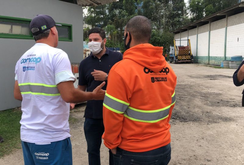 Secret&aacute;rio Fabuio Braga conversa com trabalhadores da Comcap na manh&atilde; desta quinta-feira (23) – Foto: Gabriela Milanezi/NDTV